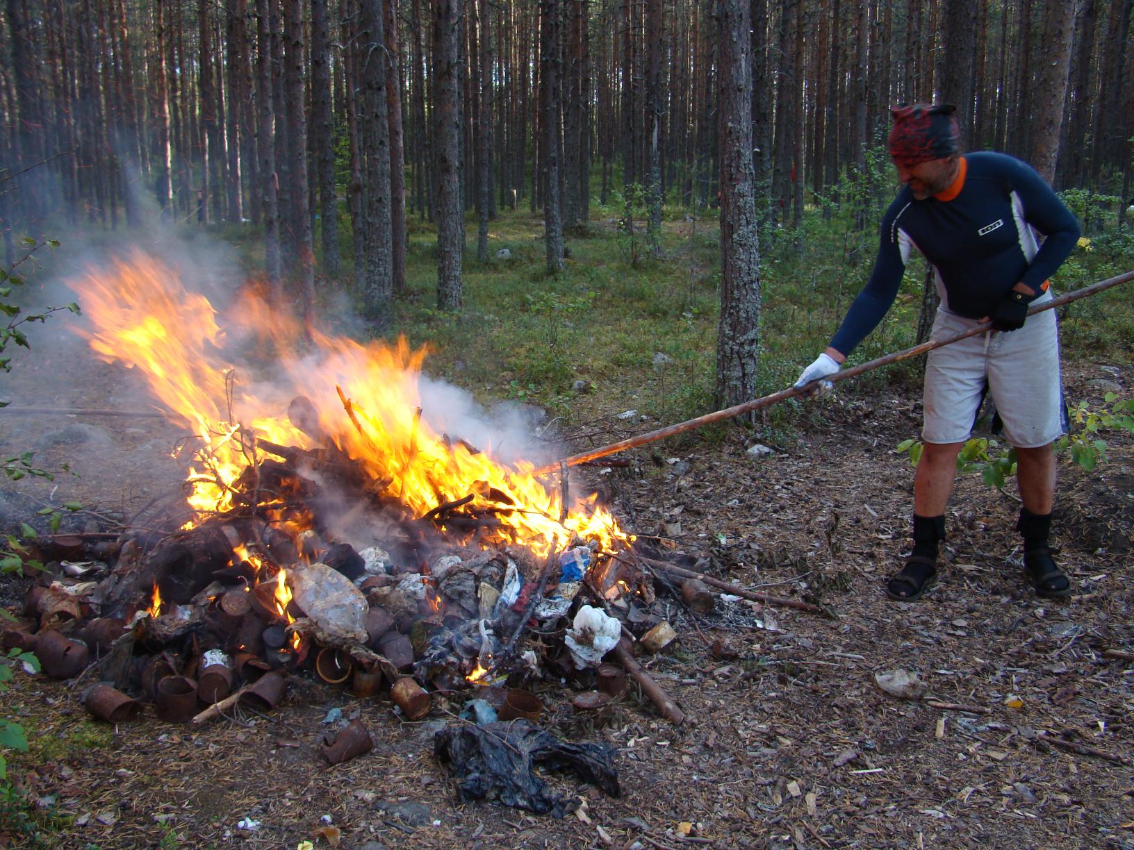 Сжигание мусора в лесу